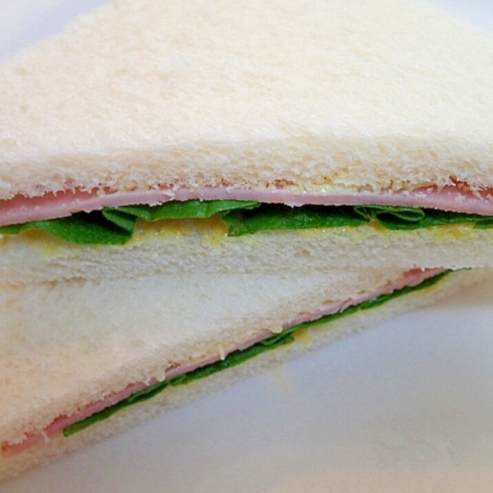 サラダ菜とハムのツン辛サンドイッチ